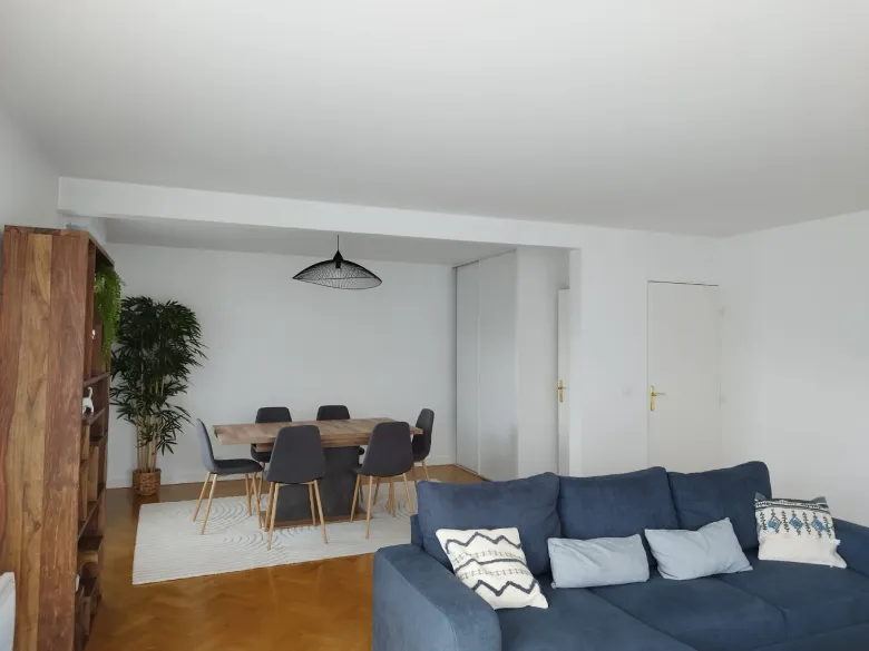 RENT & REST - T3 Le Plessis-Trevise - Salle à manger table bois - salon canapé bleu
