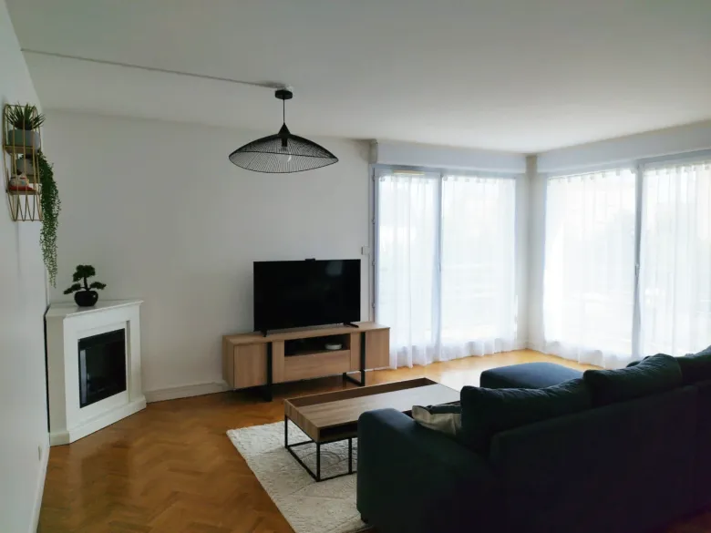 RENT & REST - T3 Le Plessis-Trevise Salon Canapé bleu, cheminé double porte fenêtre lumineuses