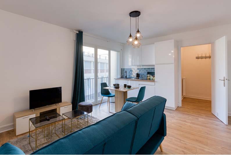 Rent & Rest - Appartement T2 Melun - canapé bleu - décoration scandinave -coin cuisine blanche moderne