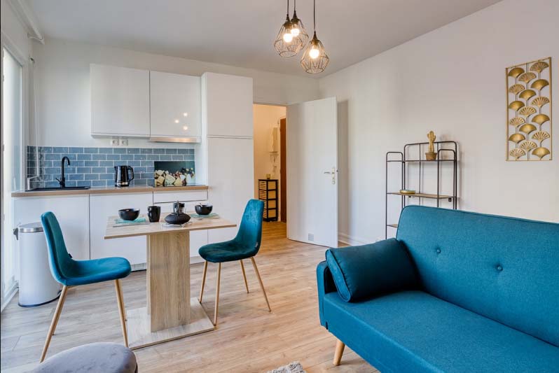 Rent & Rest - Appartement T2 Melun - coin séjour & cuisine - canapé bleu - décoration scandinave