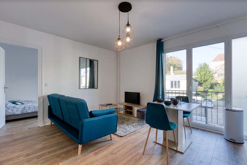 Rent & Rest - Appartement T2 melun - coin séjour - canapé bleu - décoration scandinave
