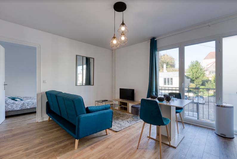 Rent & Rest - Appartement T2 melun - coin séjour - canapé bleu - décoration scandinave
